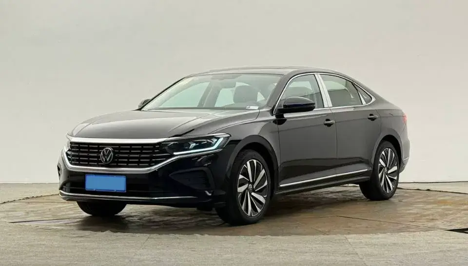 2025 Volkswagen Passat 2.0T 186HP L4 7DCT