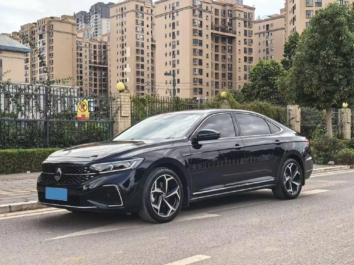 2024 Volkswagen Passat 2.0T 220HP L4 7DCT