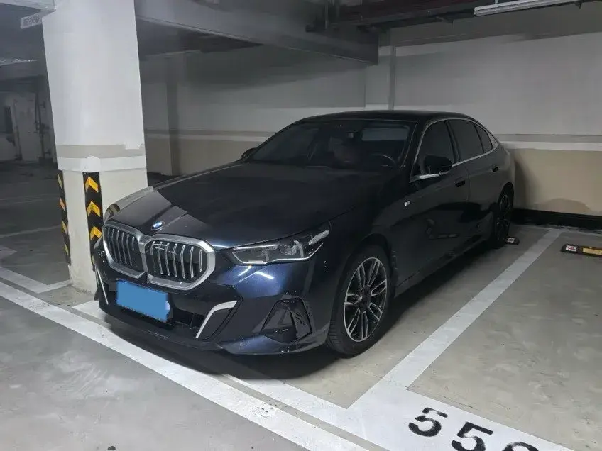 2024 BMW 5 Series 2.0T 258HP L4 8AT