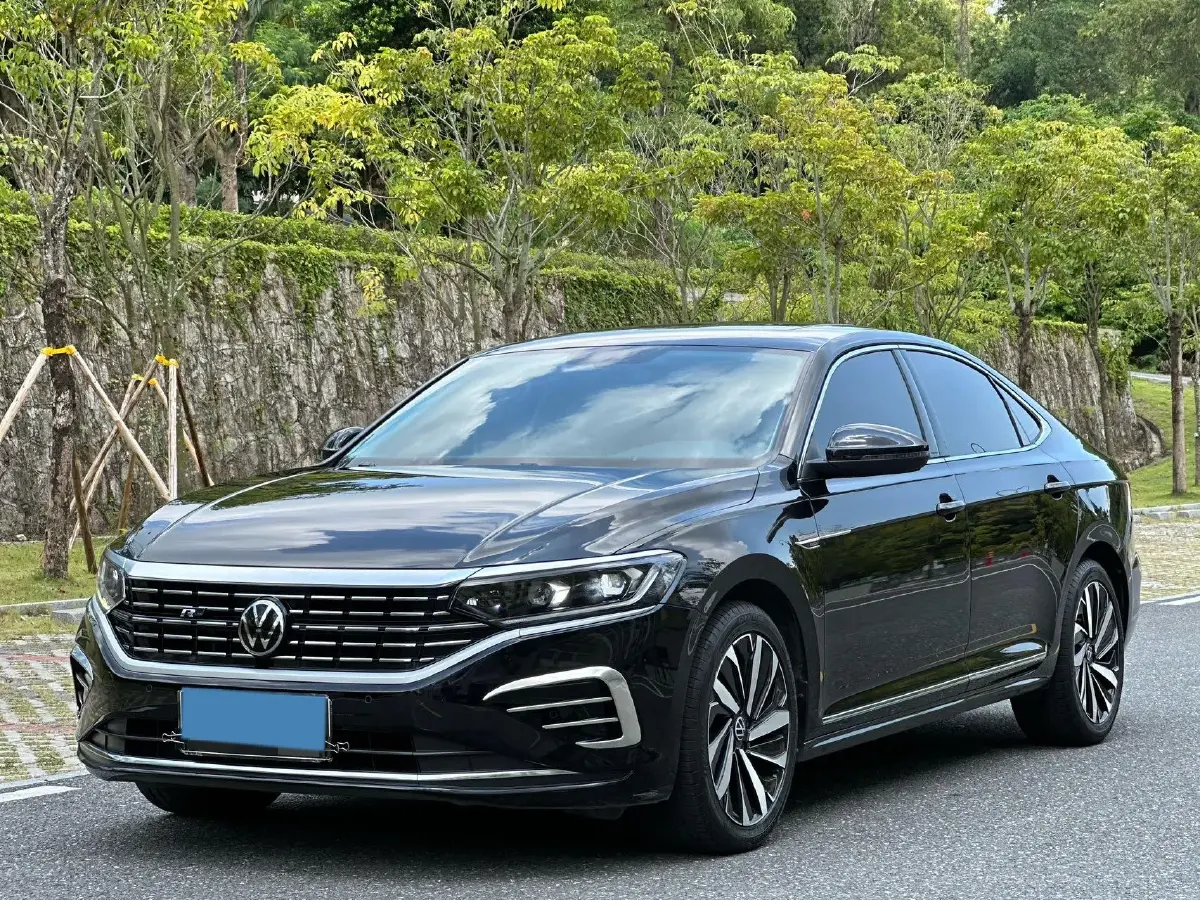 2023 Volkswagen Passat 2.0T 186HP L4 7DCT