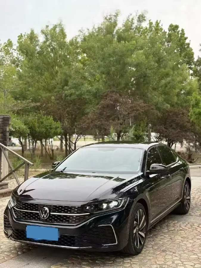 2025 Volkswagen Passat 2.0T 186HP L4 7DCT