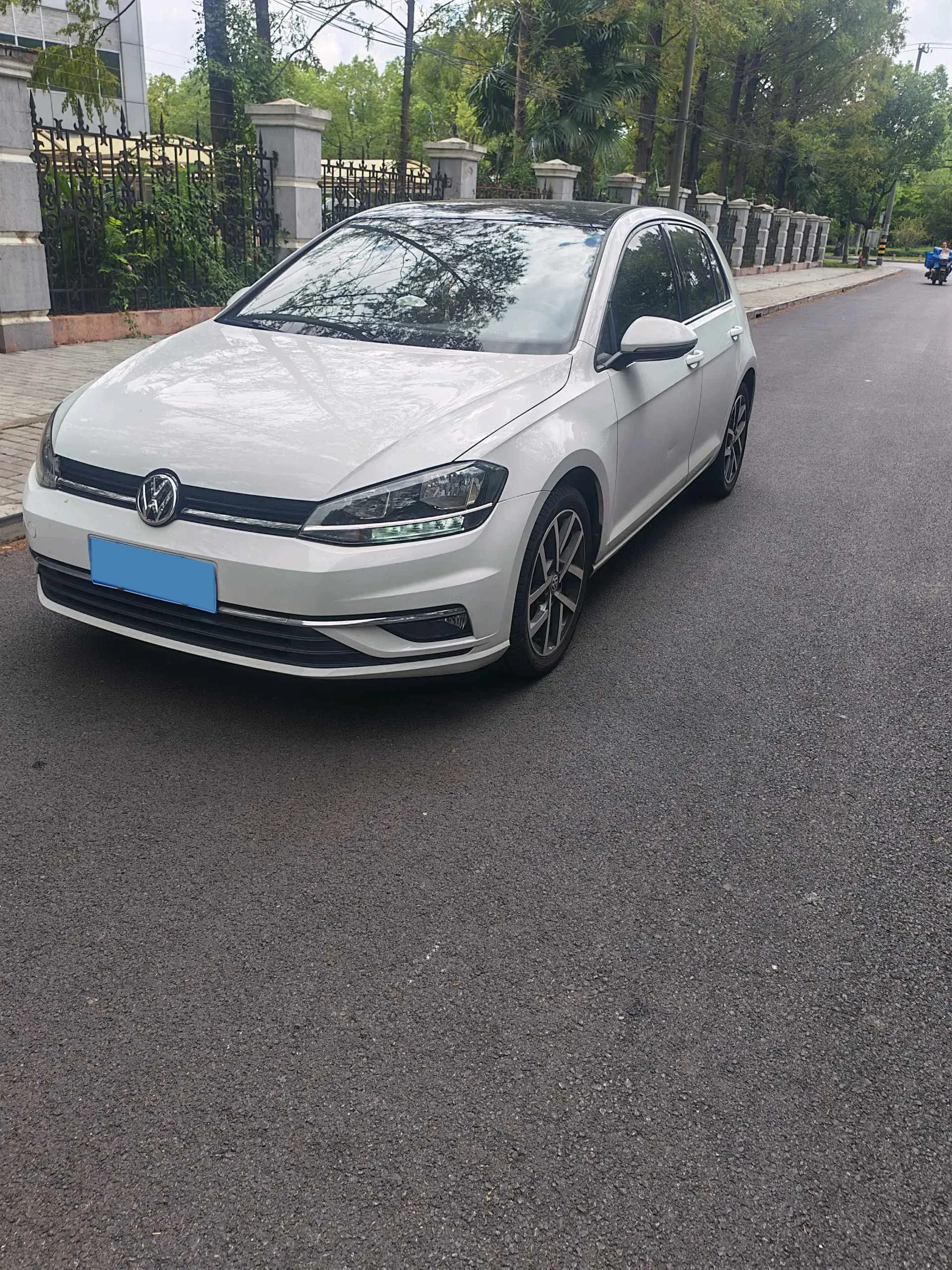 2019 VOLKSWAGEN GOLF view 1