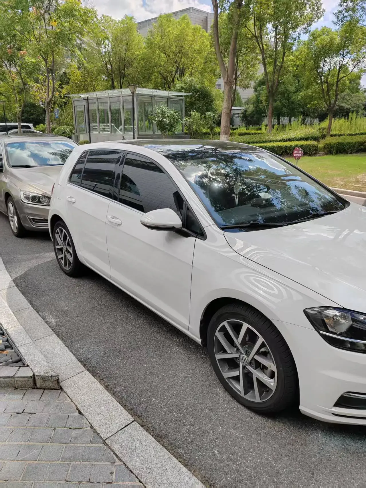 2019 VOLKSWAGEN GOLF thumbnail 4