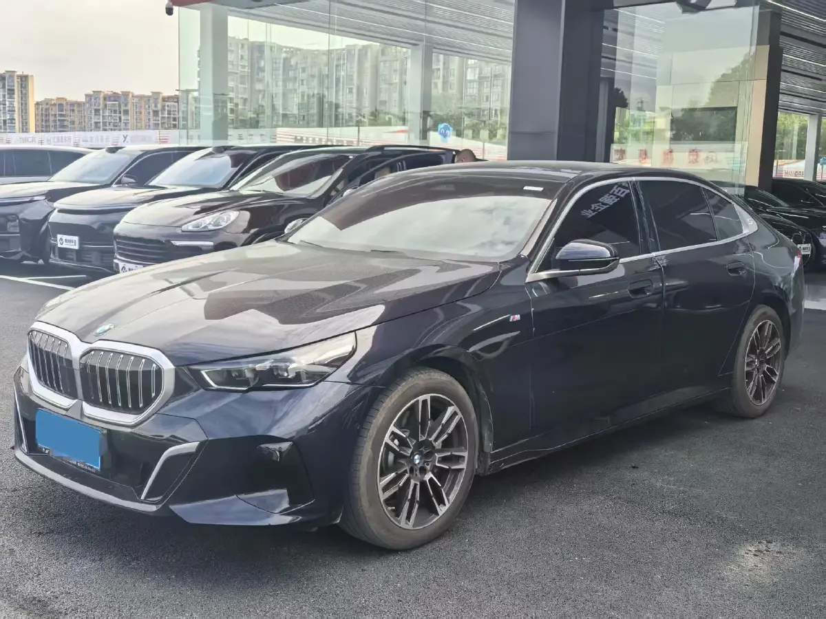 2024 BMW 5 Series 2.0T 258HP L4 8AT