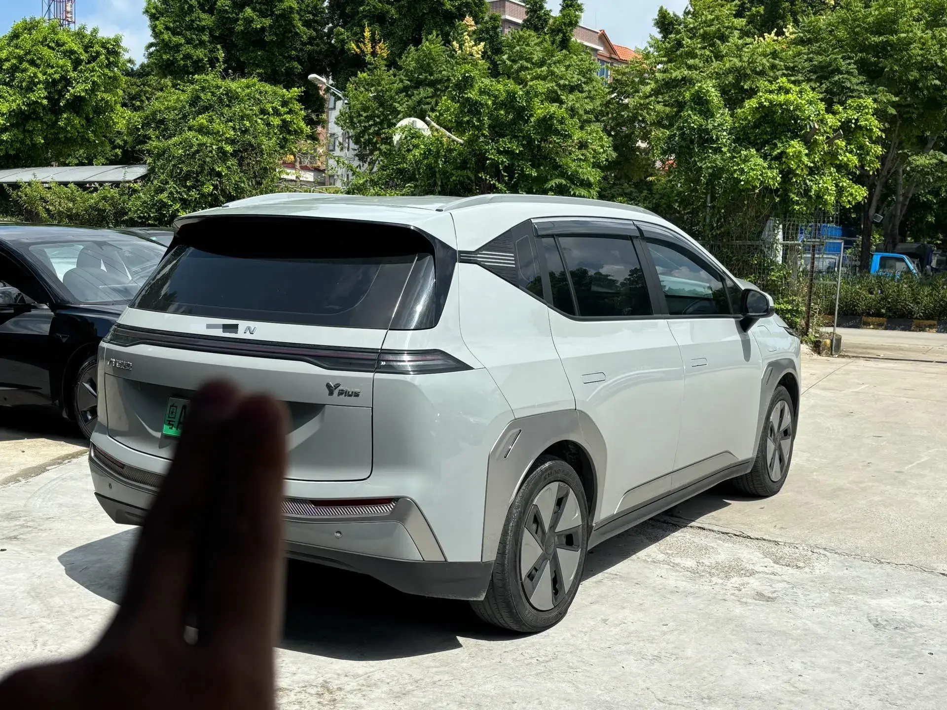 2023 AION Y thumbnail 3