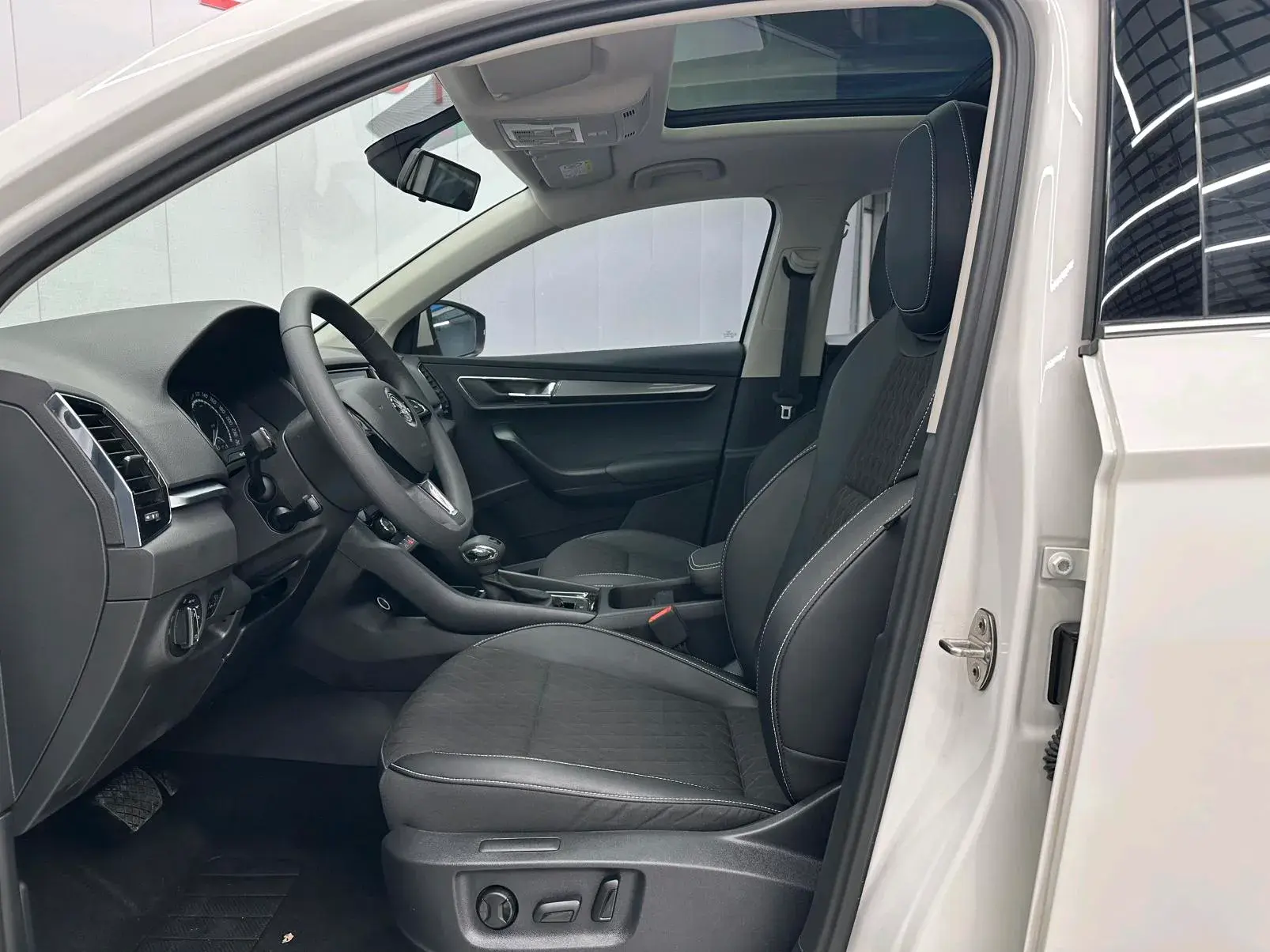 2021 SKODA KAROQ thumbnail 4