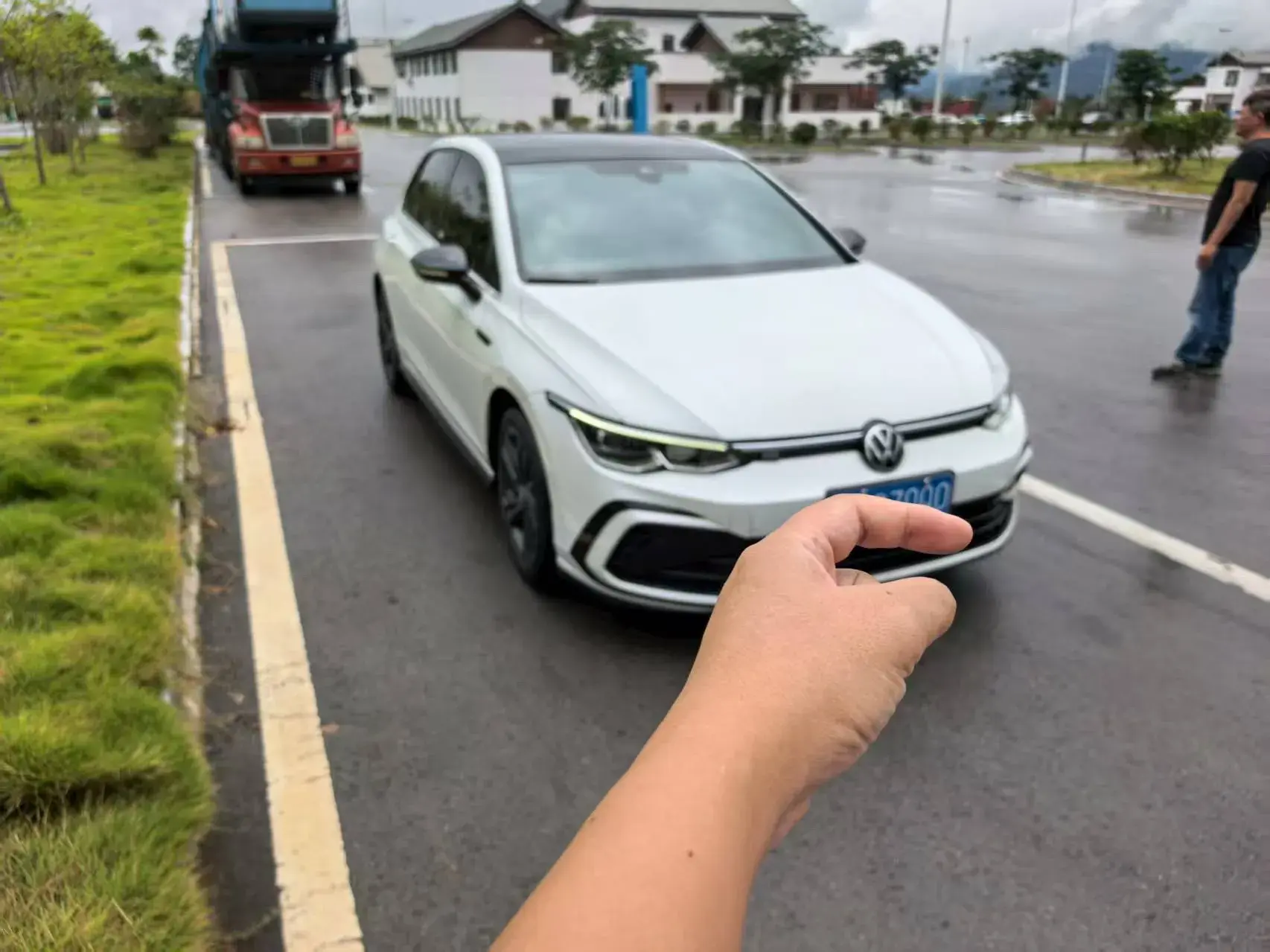 2021 VOLKSWAGEN GOLF thumbnail 3