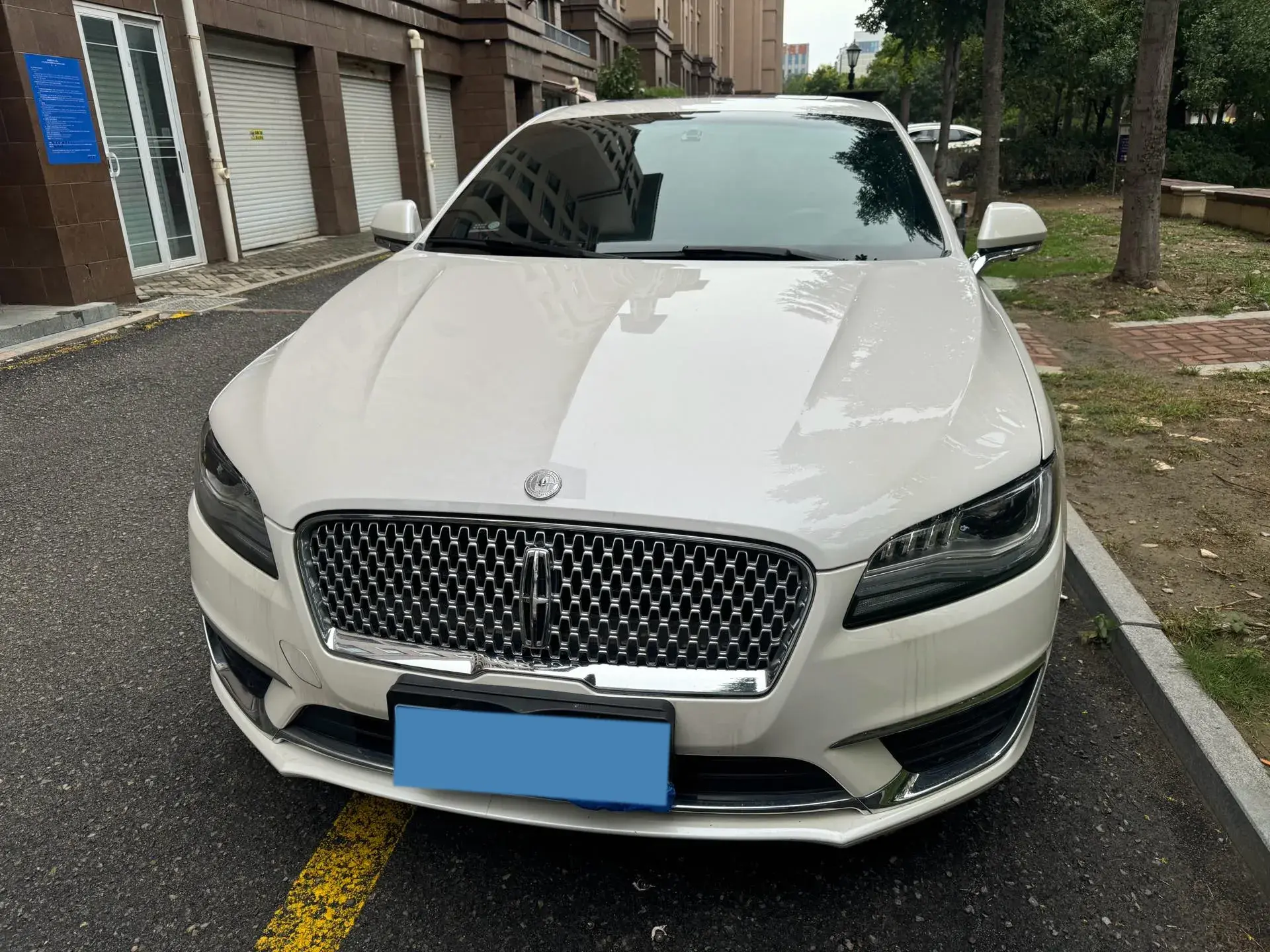 2019 LINCOLN MKZ thumbnail 2