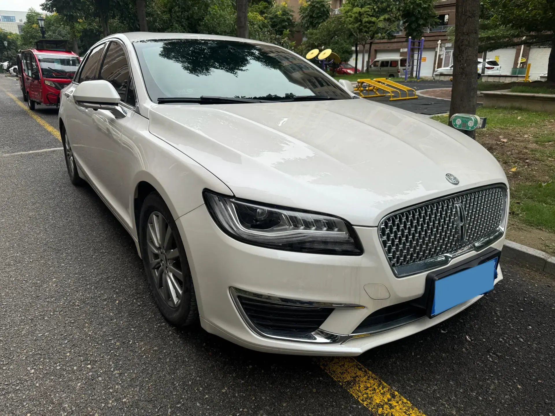 2019 LINCOLN MKZ thumbnail 3