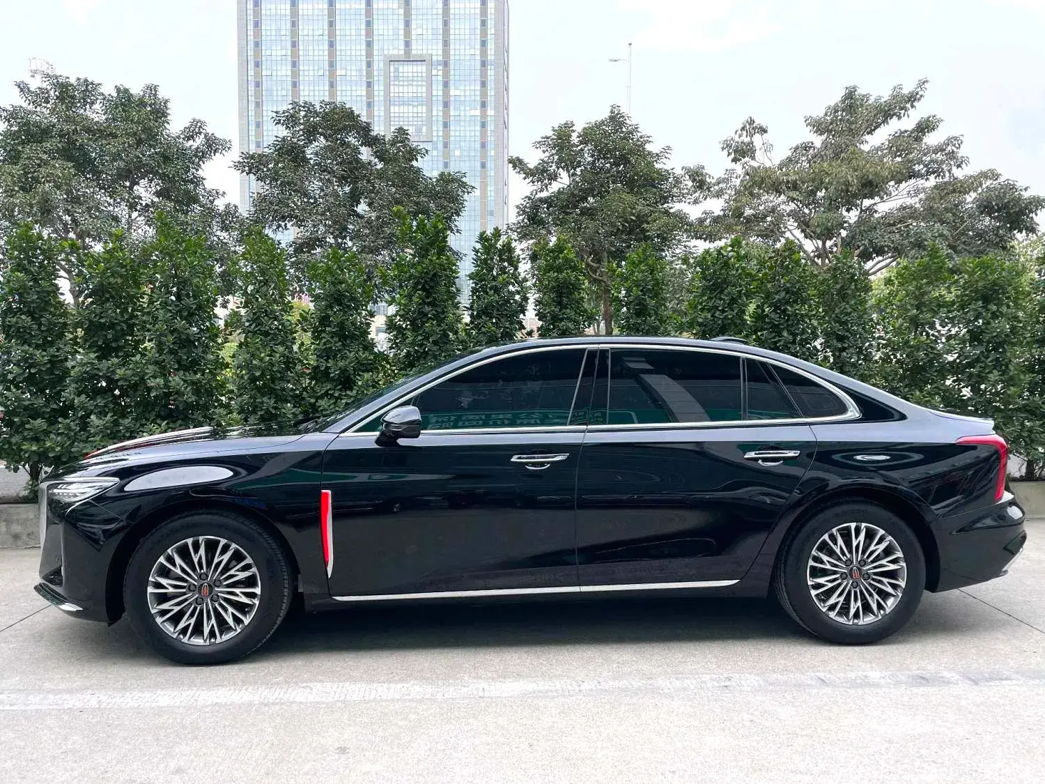 2023 HONGQI H5 thumbnail 3