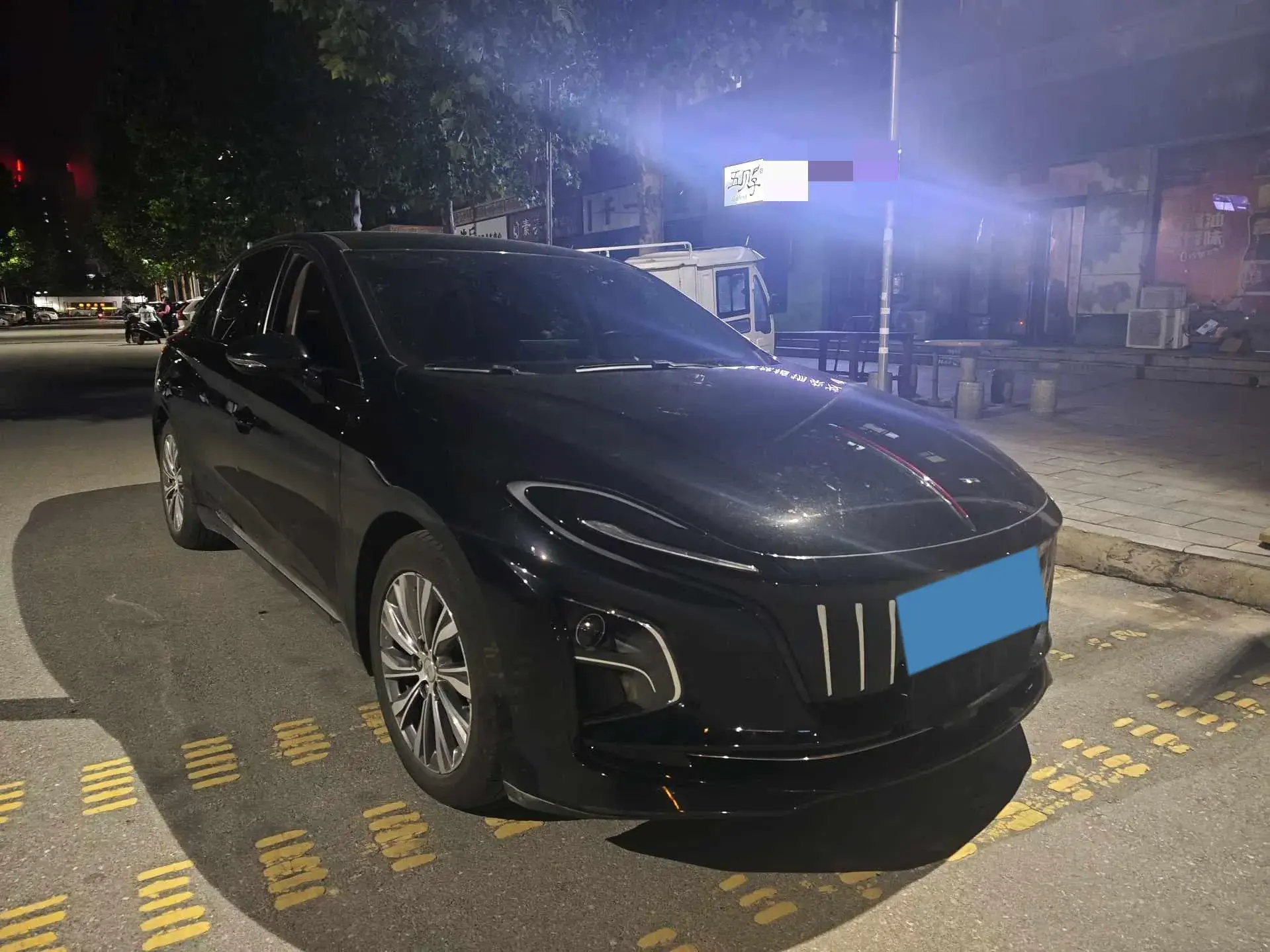 2023 HONGQI E-QM5 thumbnail 3