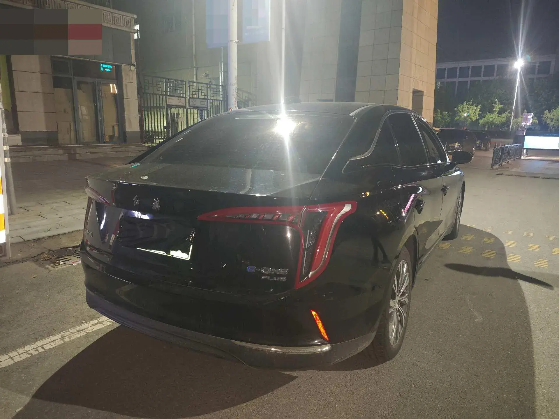 2023 HONGQI E-QM5 thumbnail 4