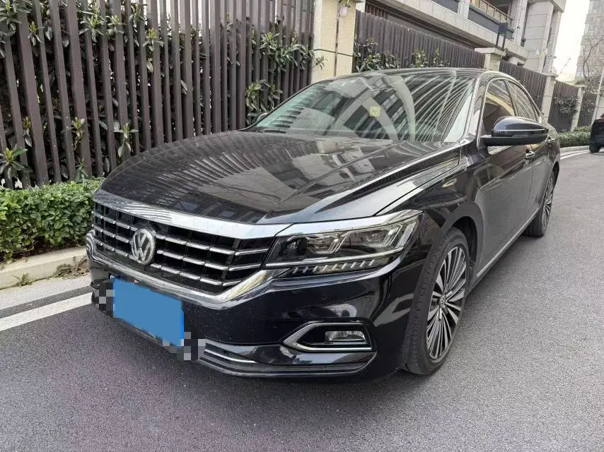 2019 VOLKSWAGEN PASSAT view 1