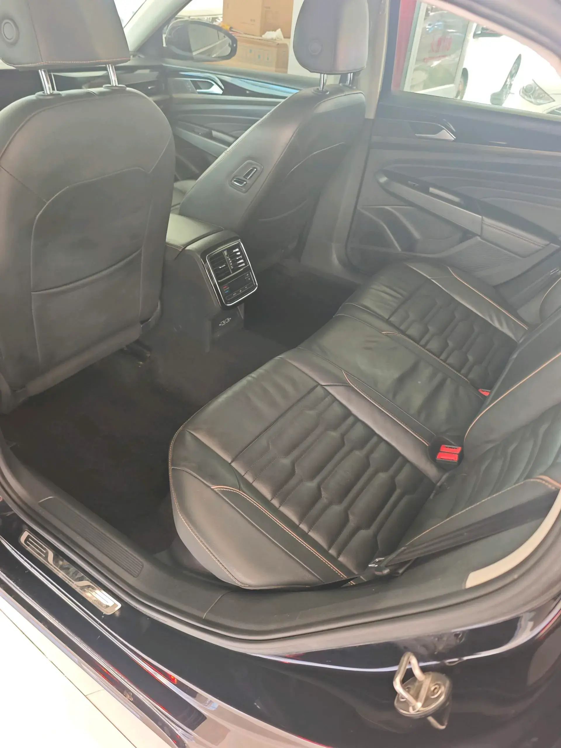 2019 VOLKSWAGEN PASSAT thumbnail 3