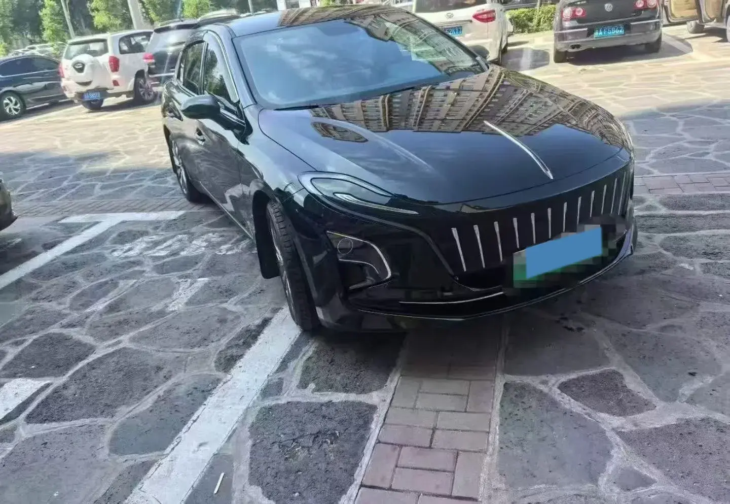 2023 HONGQI E-QM5 thumbnail 2