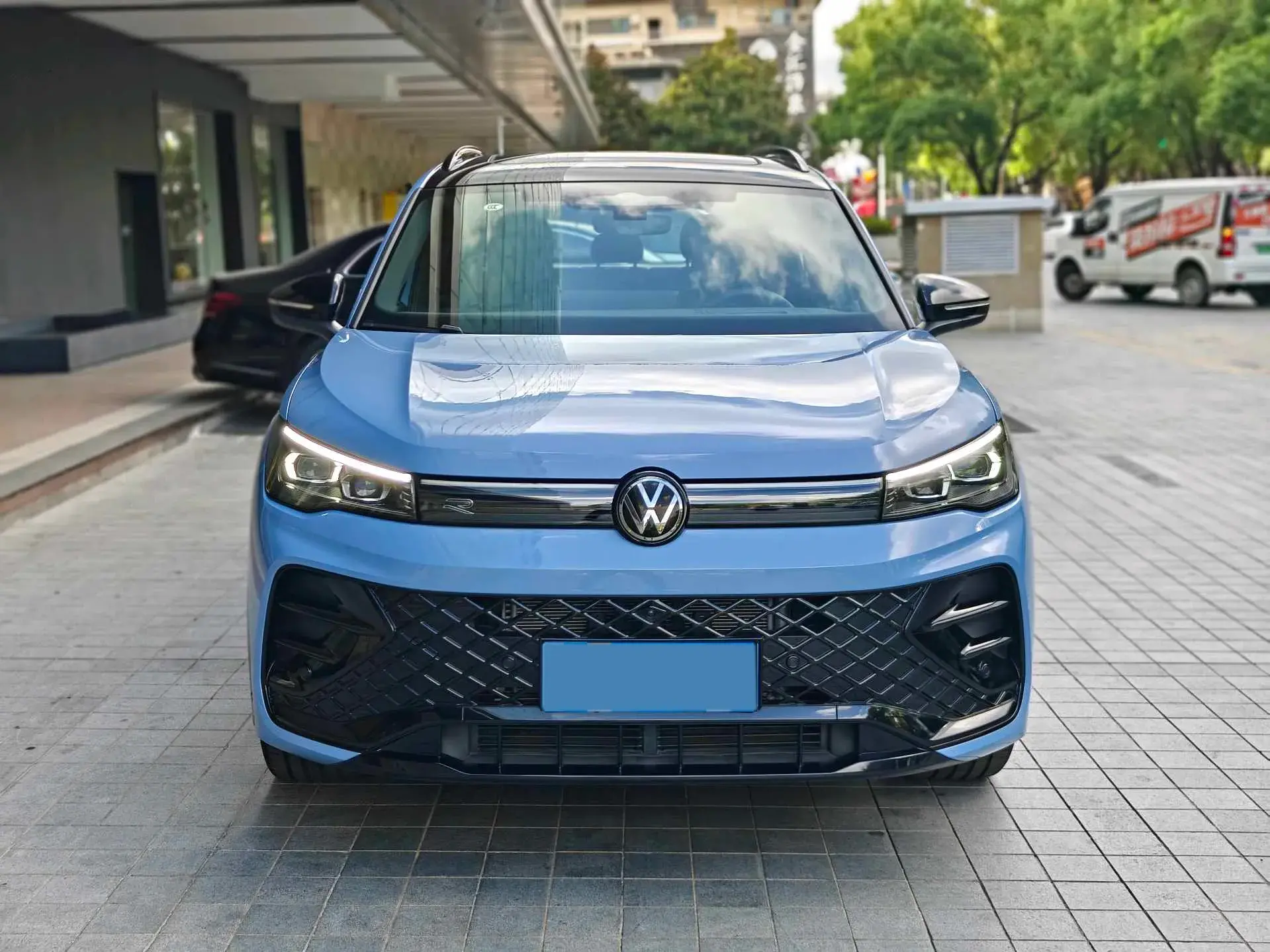 2024 VOLKSWAGEN TIGUAN thumbnail 2