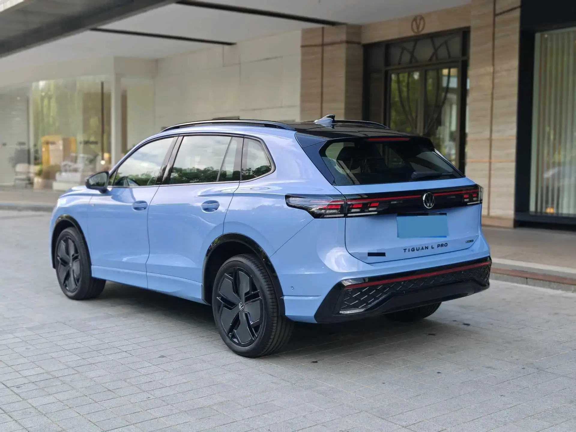 2024 VOLKSWAGEN TIGUAN thumbnail 4