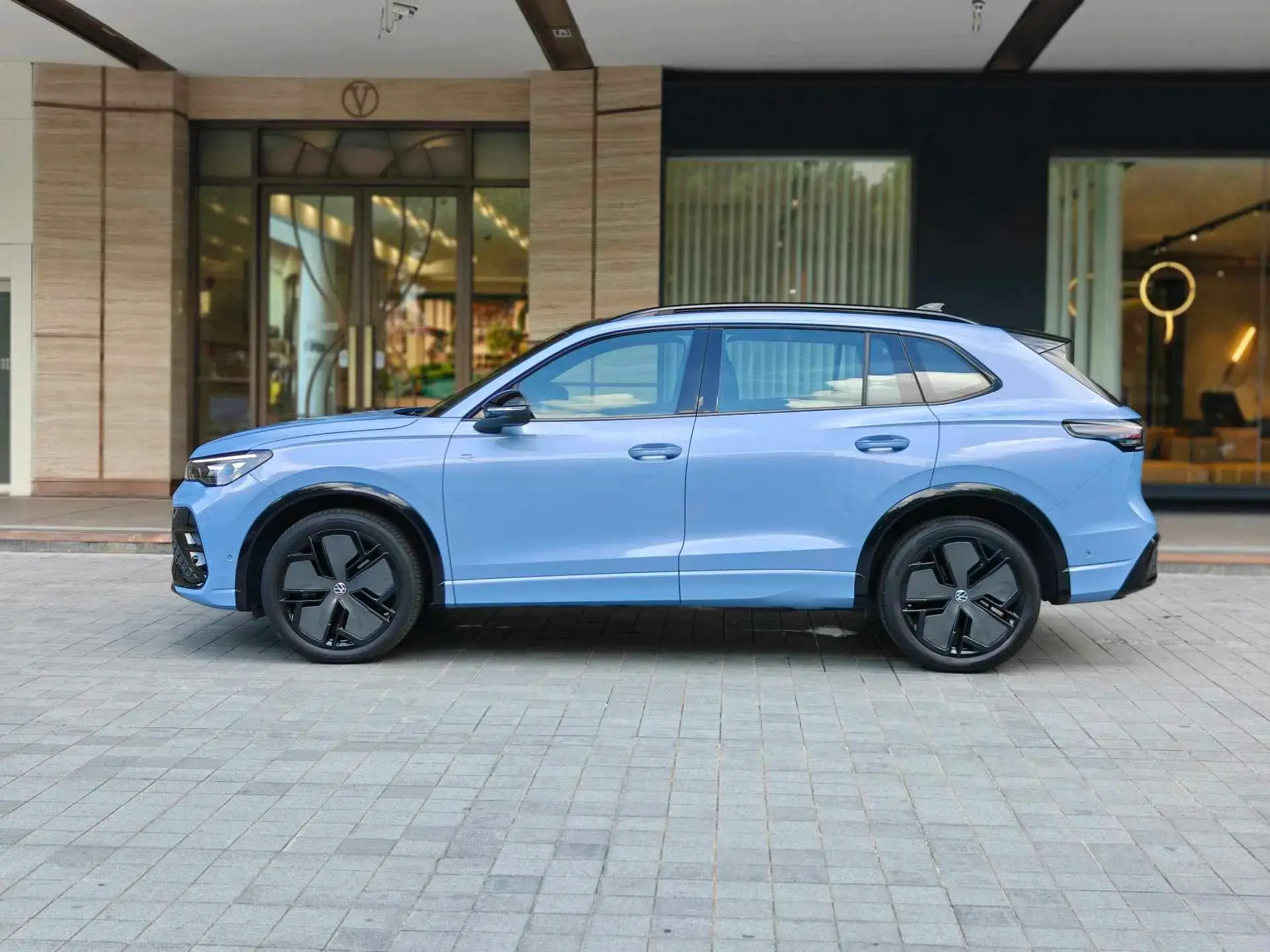 2024 VOLKSWAGEN TIGUAN thumbnail 3