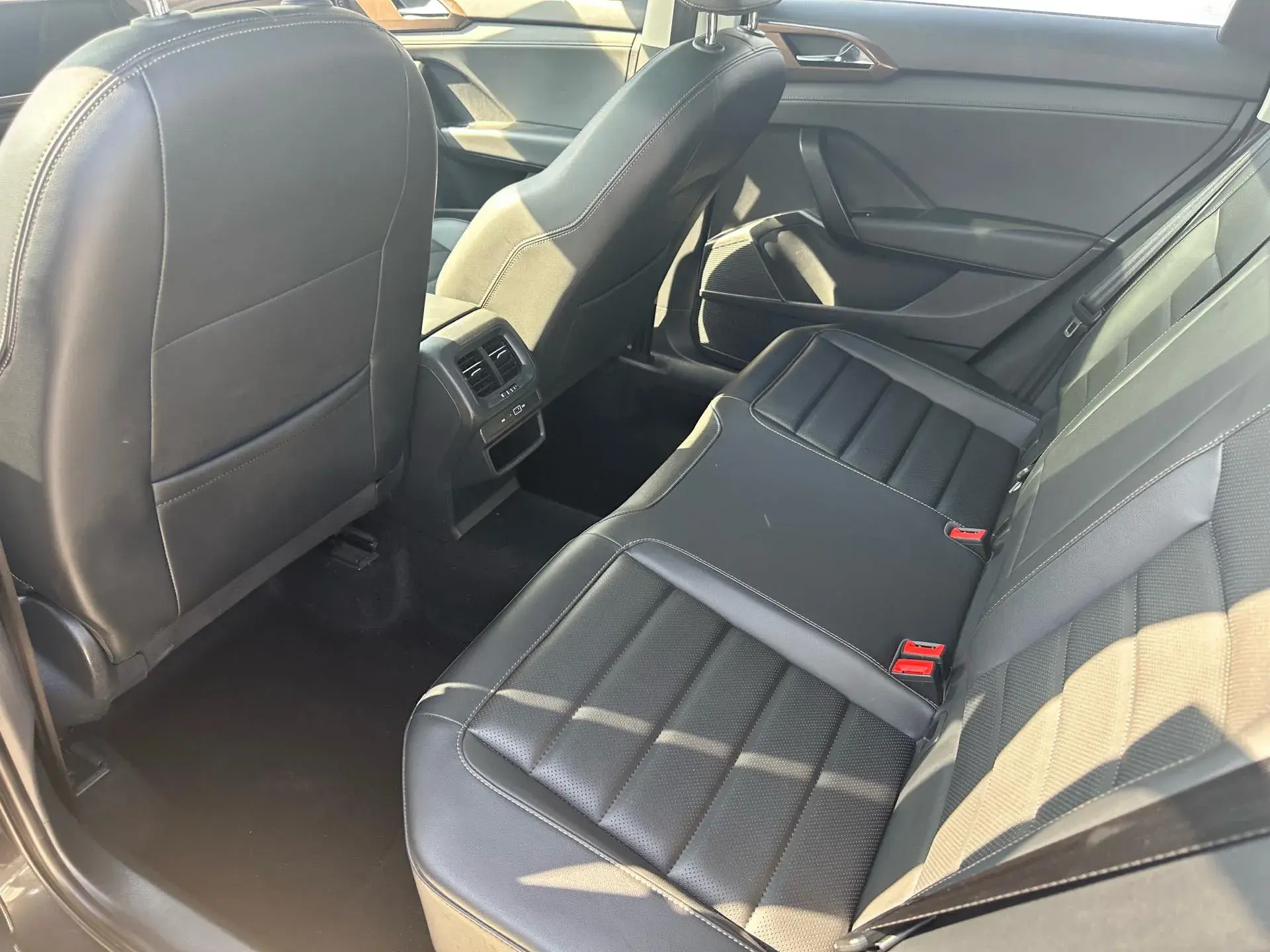 2022 VOLKSWAGEN THARU thumbnail 3