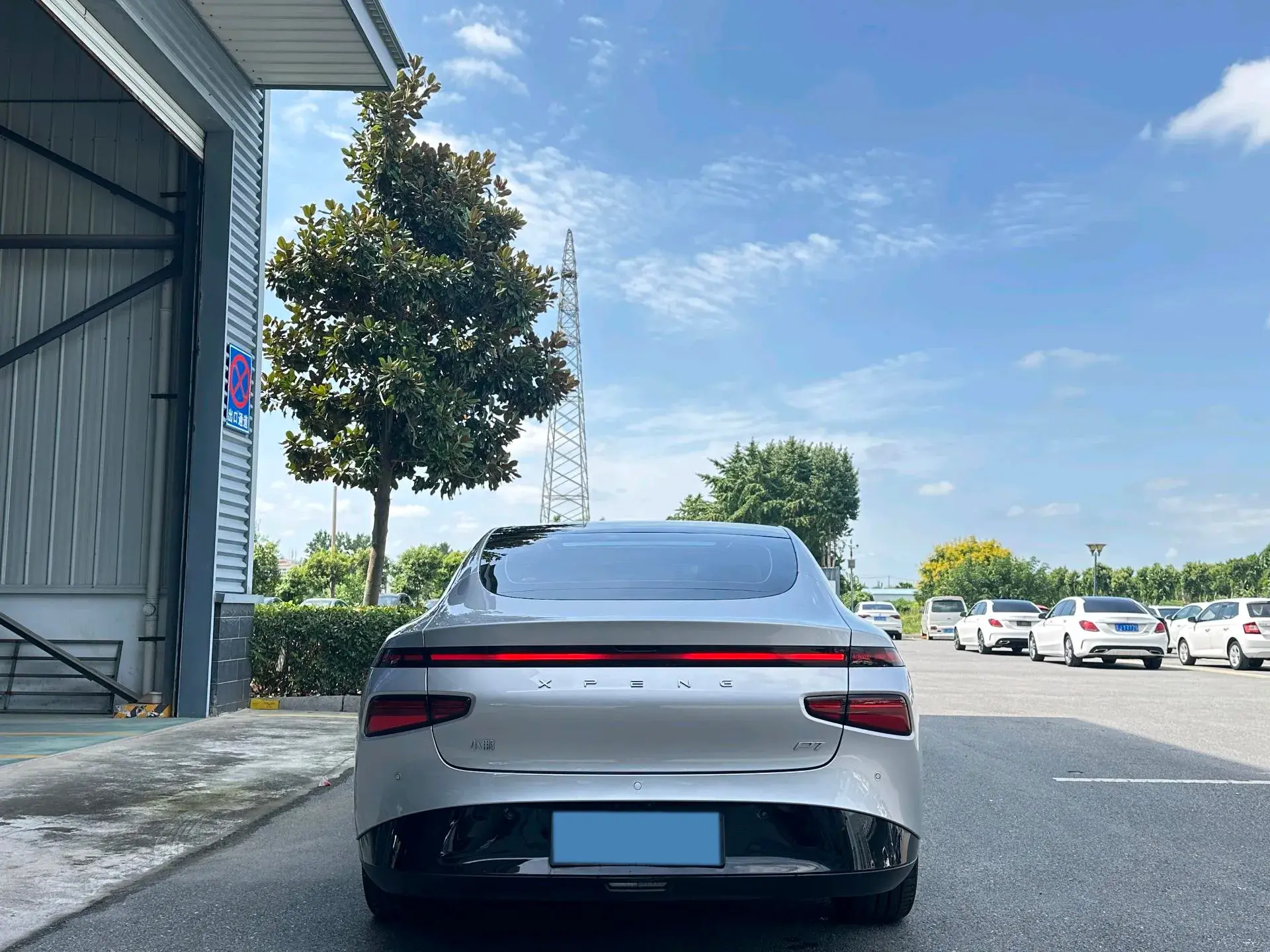 2023 XPENG P7 thumbnail 4