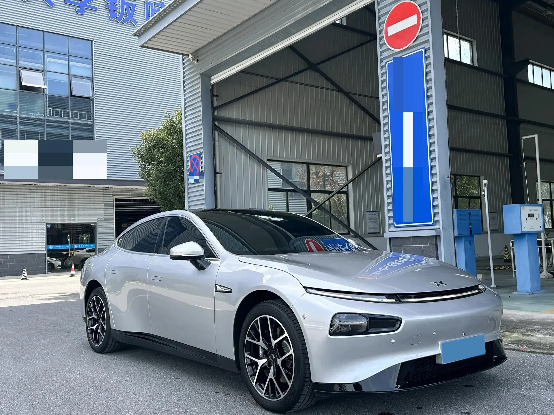 2023 XPENG P7 thumbnail 3