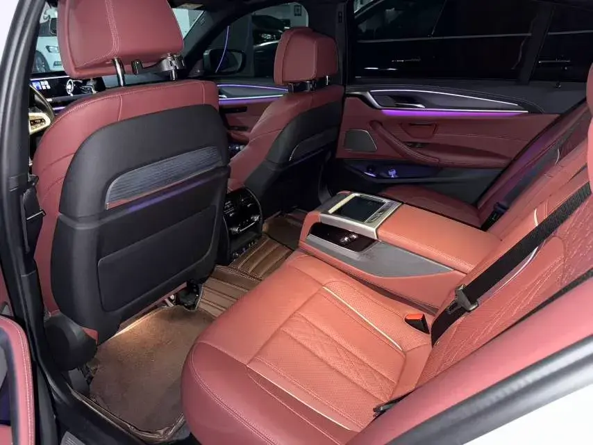 2022 BMW 5 thumbnail 4