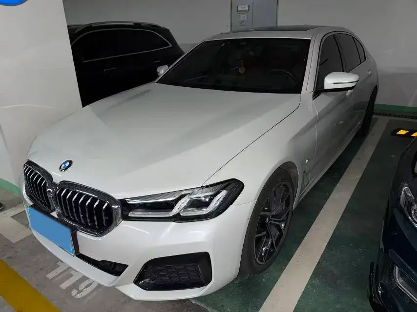 2022 BMW 5 view 1