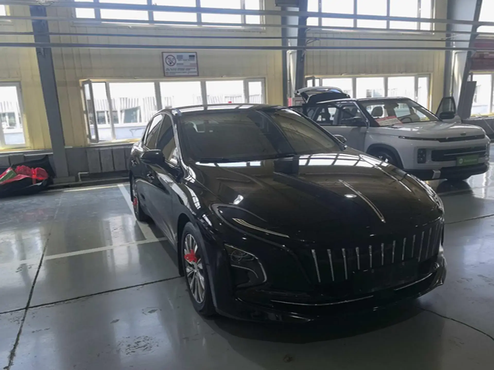 2024 HONGQI E-QM5 thumbnail 3