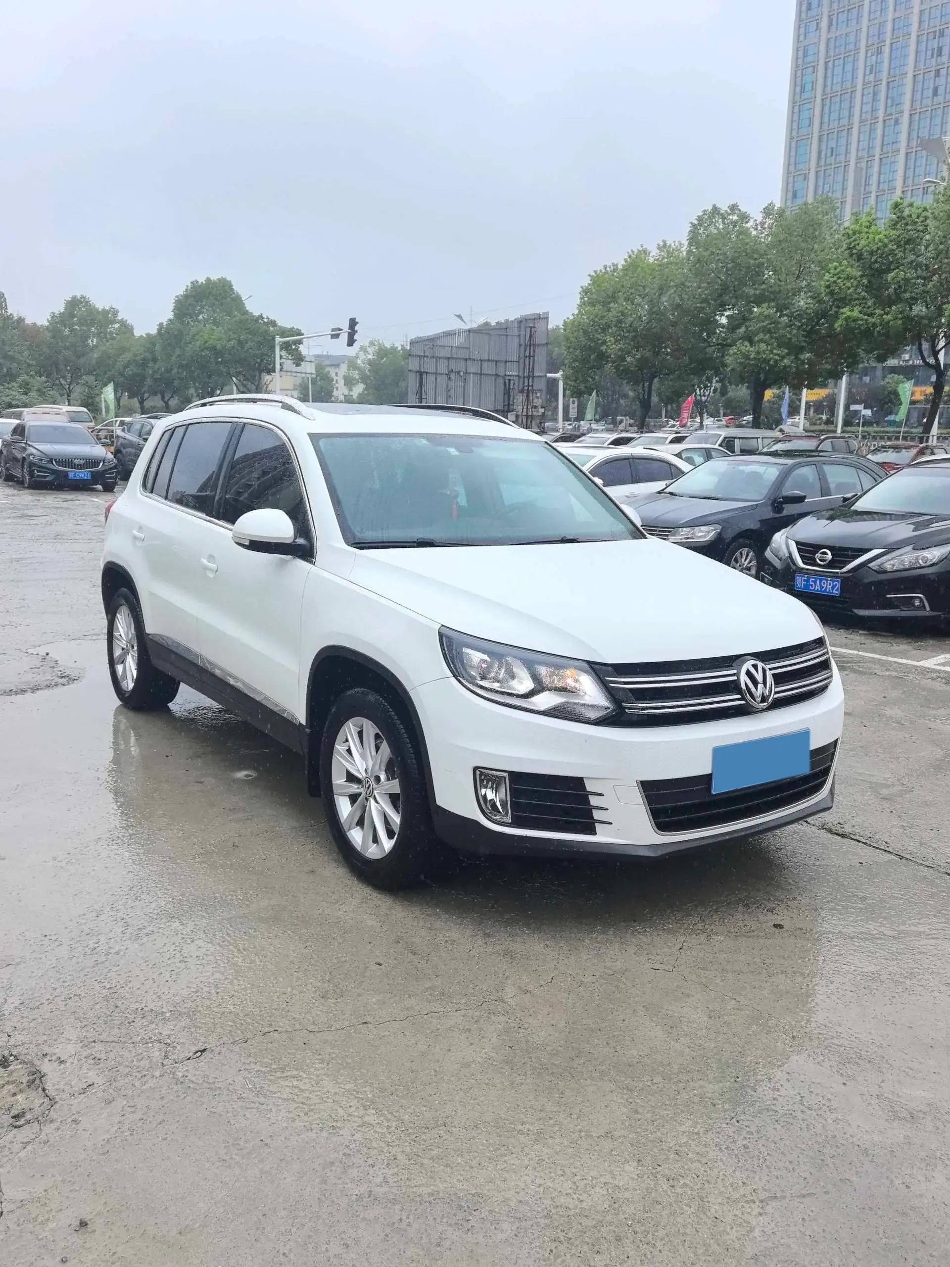 2017 VOLKSWAGEN TIGUAN thumbnail 2