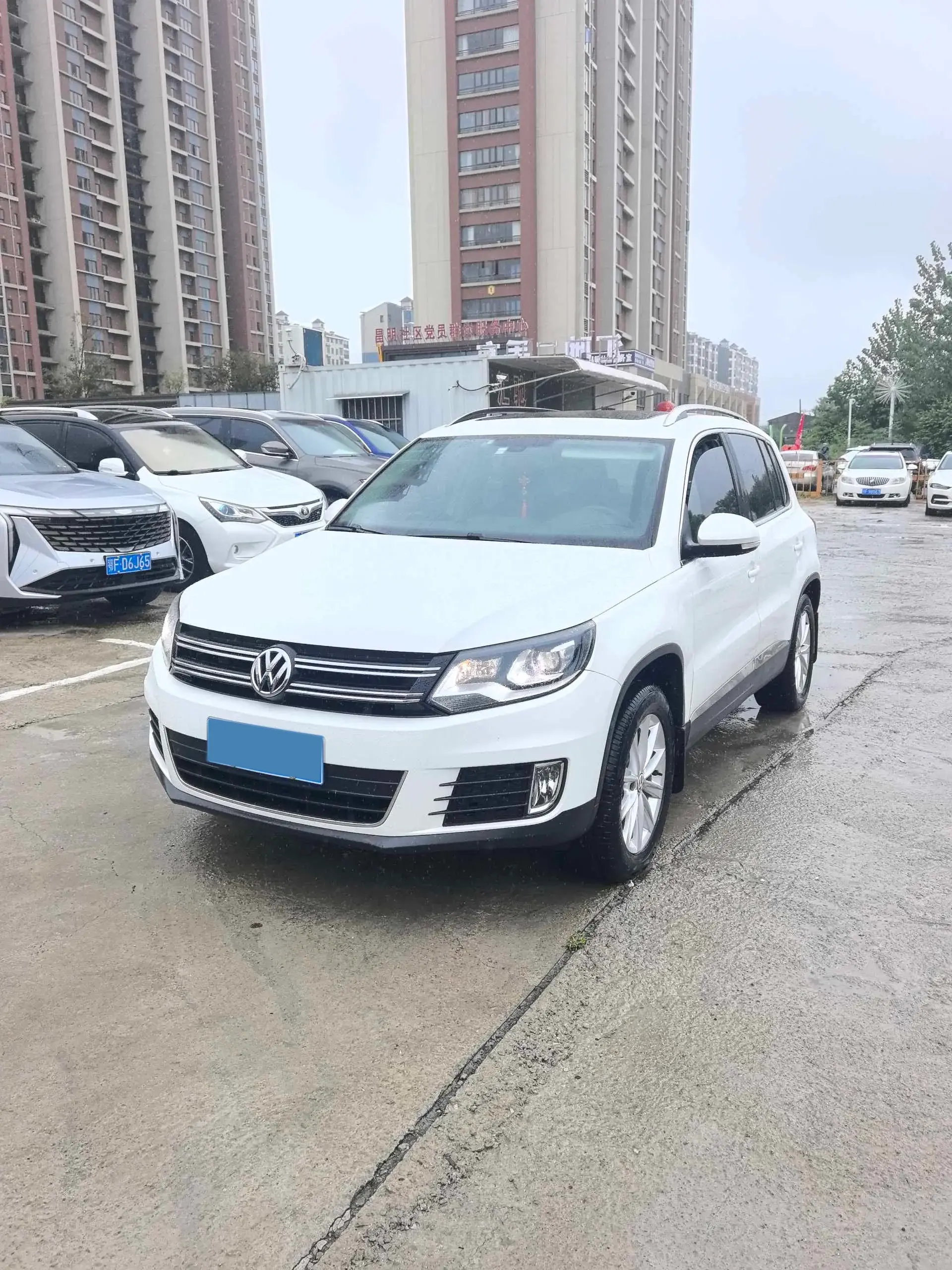2017 VOLKSWAGEN TIGUAN view 1
