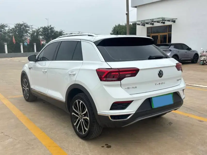 2020 VOLKSWAGEN T-ROC thumbnail 4