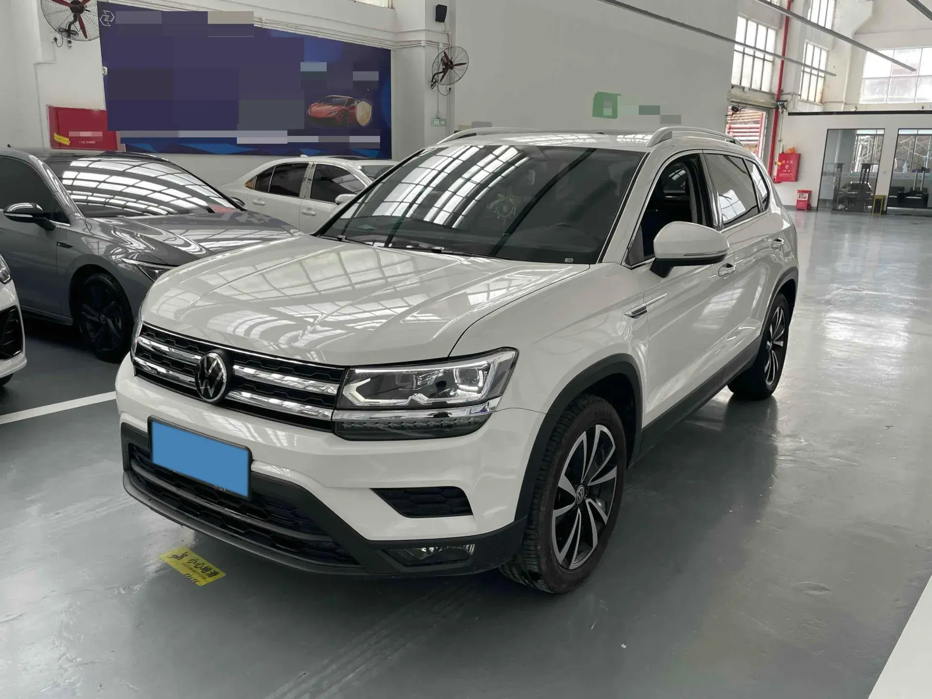 2021 VOLKSWAGEN THARU view 1