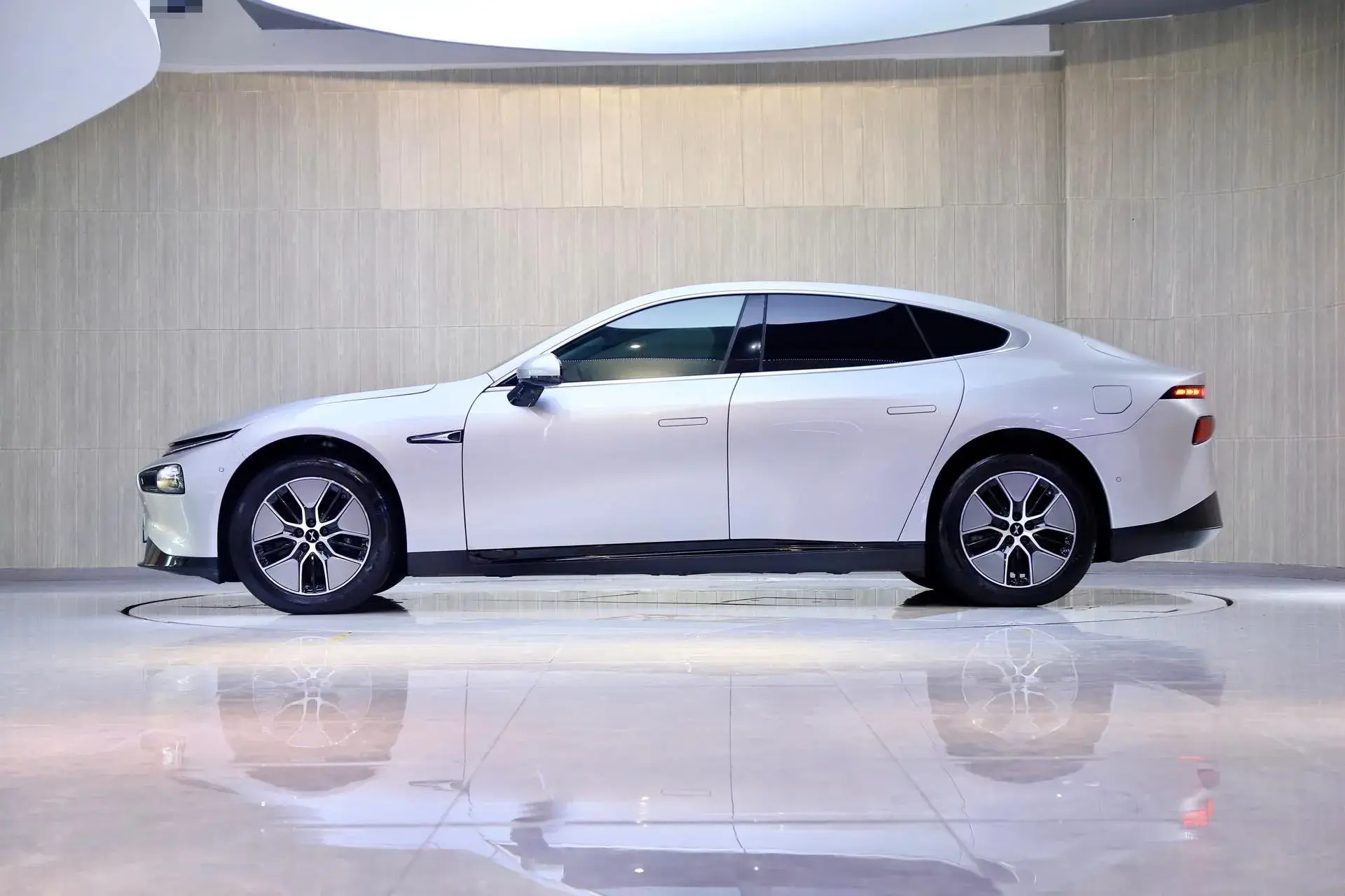 2023 XPENG P7 thumbnail 4