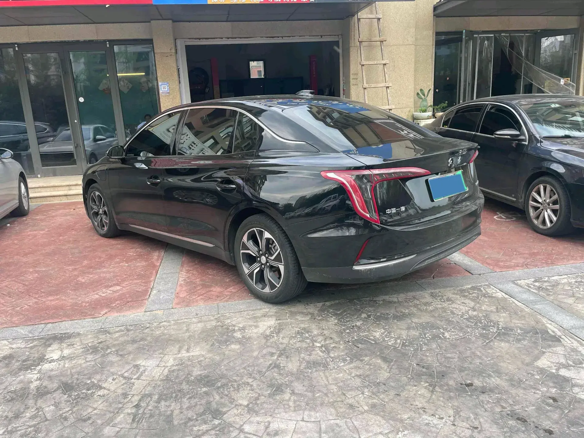 2023 HONGQI E-QM5 thumbnail 4