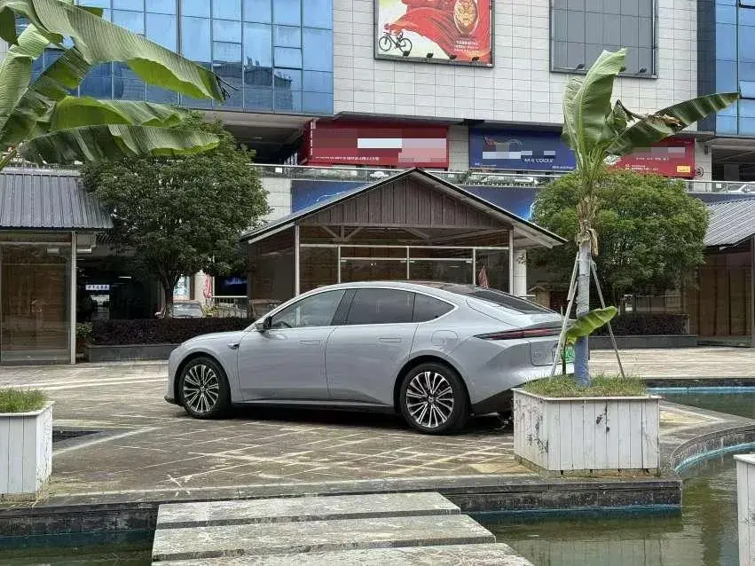 2024 NIO ET5 thumbnail 4