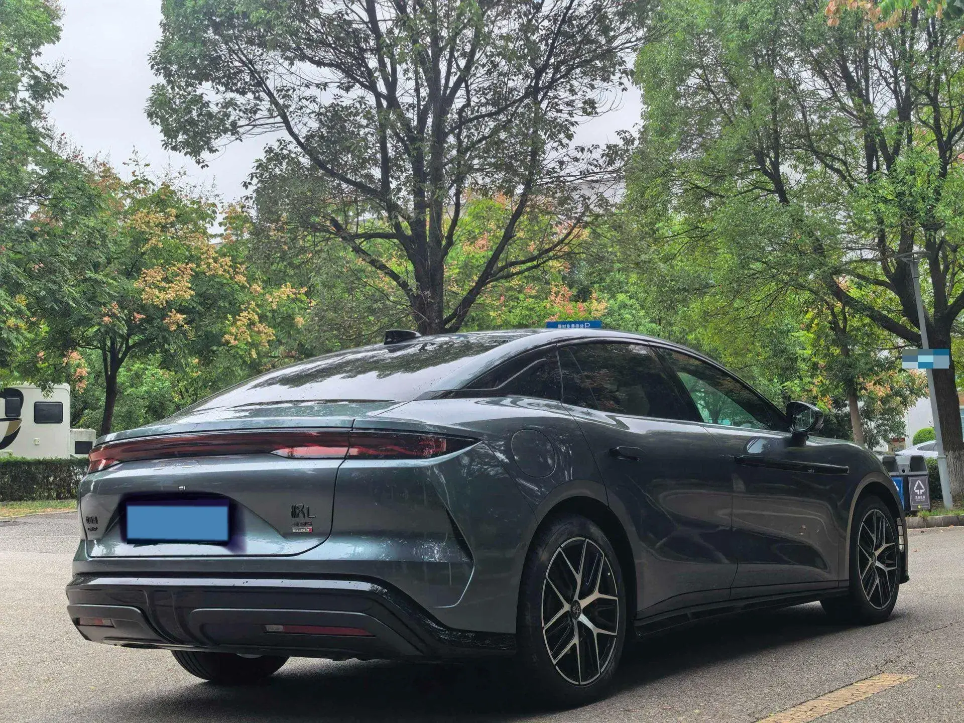 2025 BYD HANL thumbnail 4