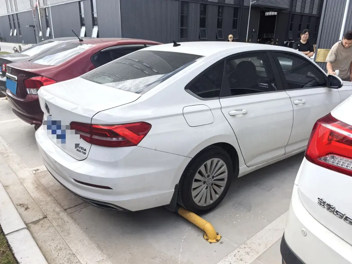 2018 VOLKSWAGEN LAVIDA thumbnail 2