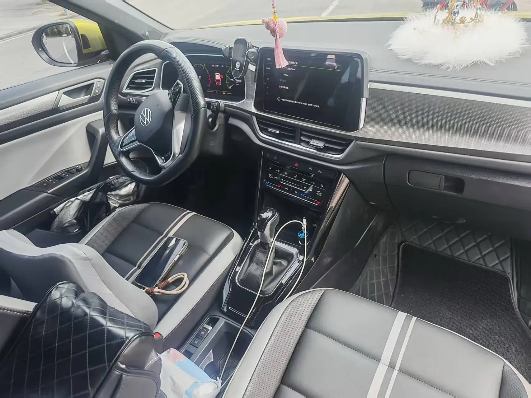 2023 VOLKSWAGEN T-ROC thumbnail 3