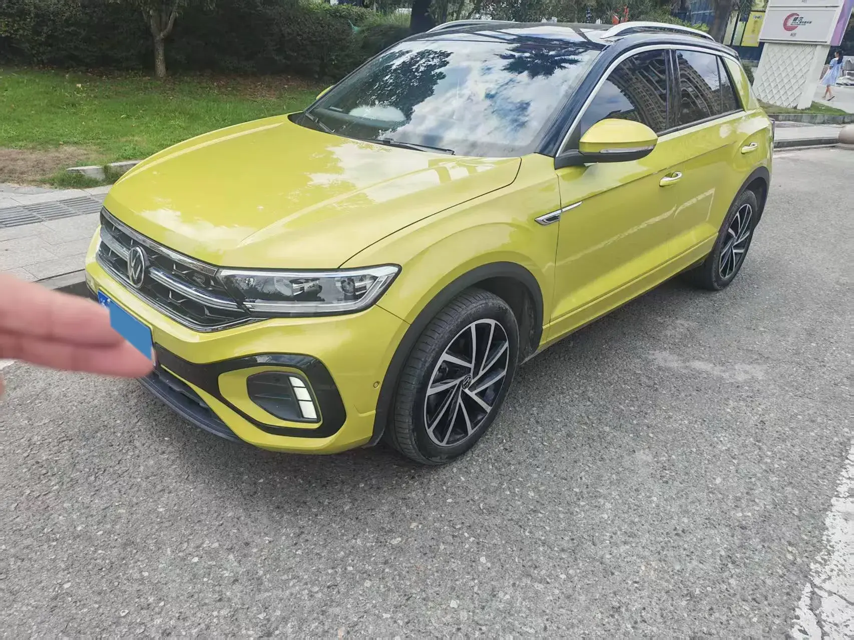 2023 VOLKSWAGEN T-ROC view 1