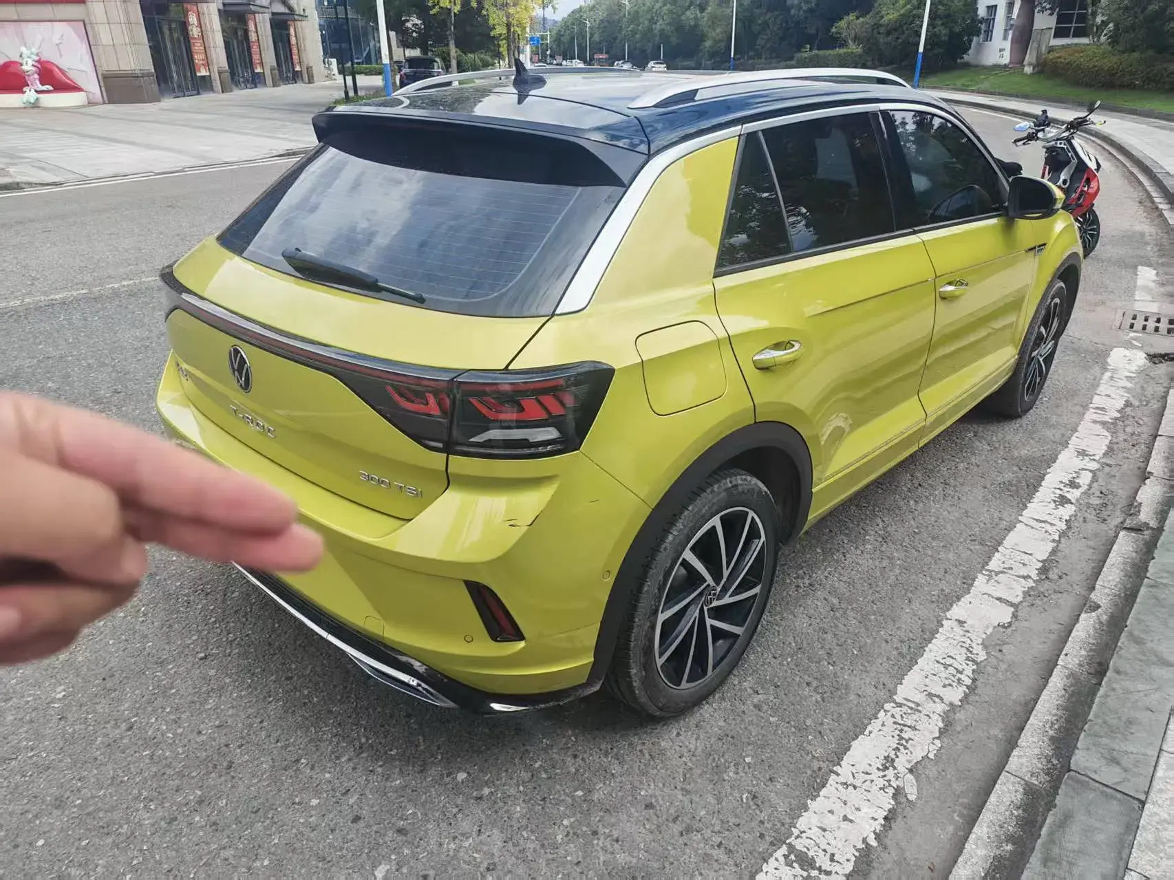 2023 VOLKSWAGEN T-ROC thumbnail 2