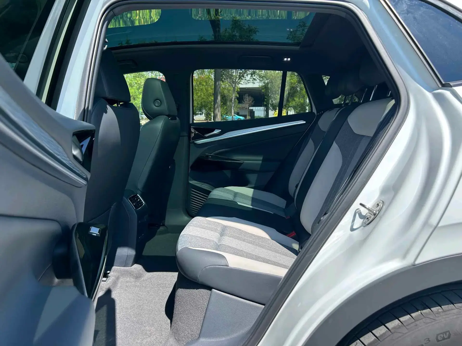 2024 VOLKSWAGEN ID.4 thumbnail 3