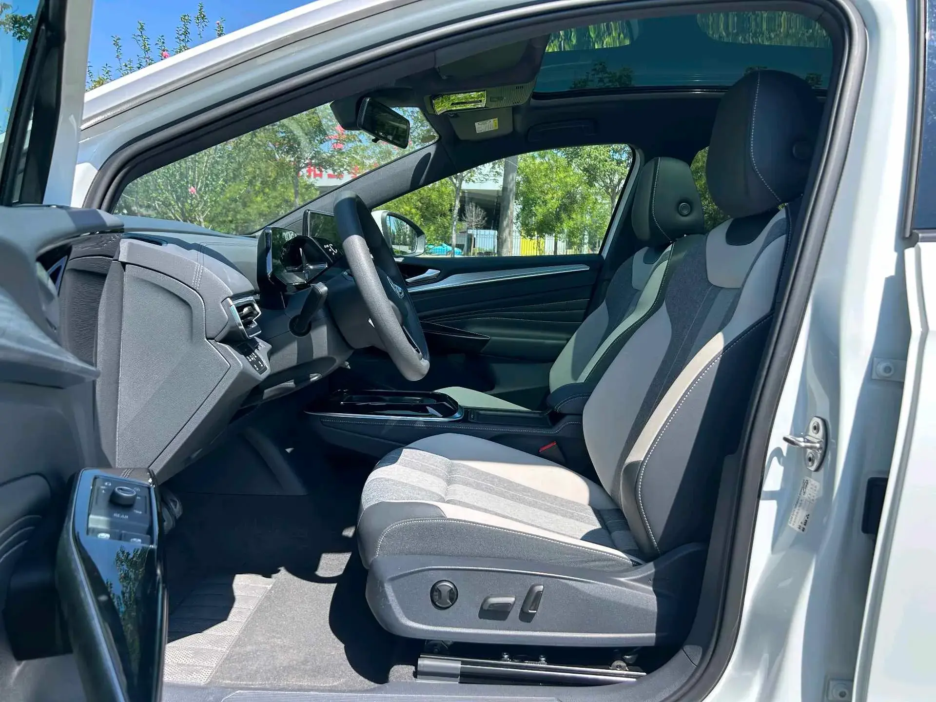 2024 VOLKSWAGEN ID.4 thumbnail 2