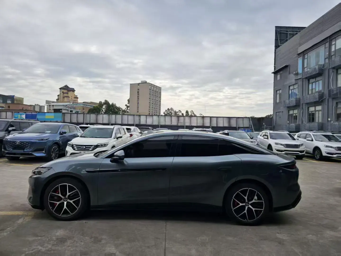 2025 BYD HANL thumbnail 3