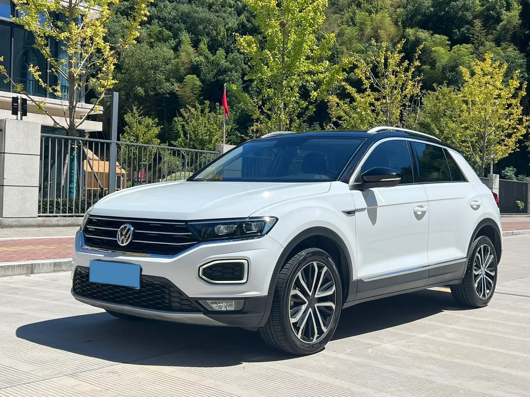 2019 VOLKSWAGEN T-ROC view 1