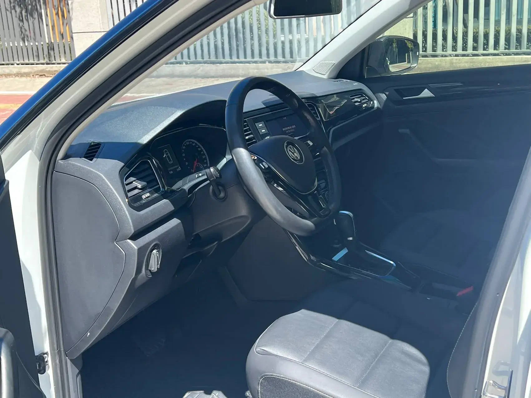 2019 VOLKSWAGEN T-ROC thumbnail 4