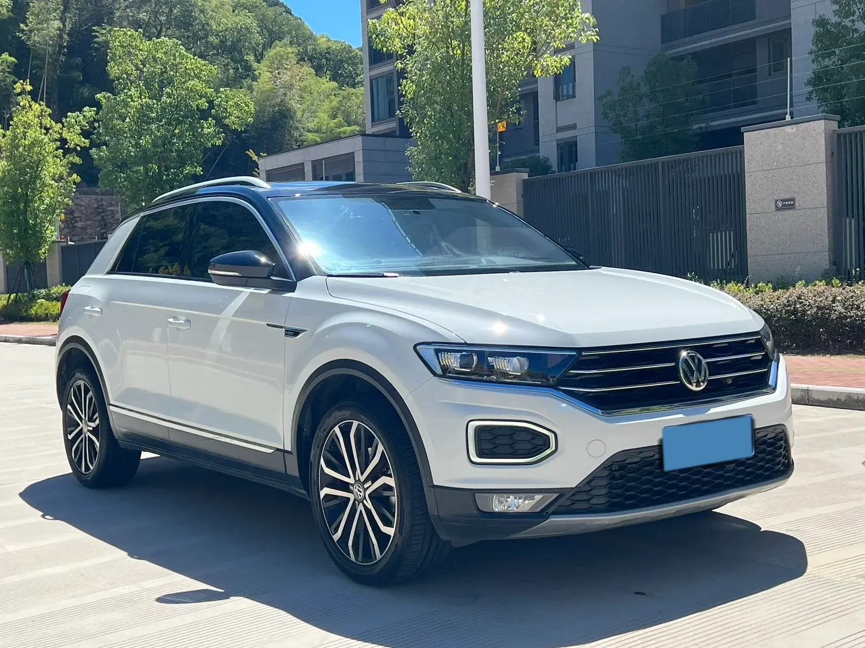 2019 VOLKSWAGEN T-ROC thumbnail 3