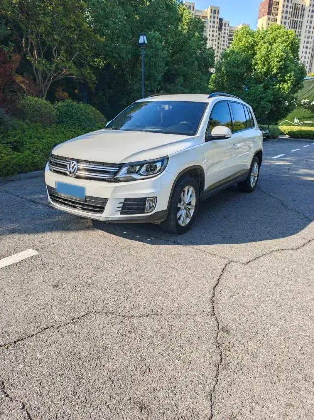 2017 VOLKSWAGEN TIGUAN view 1