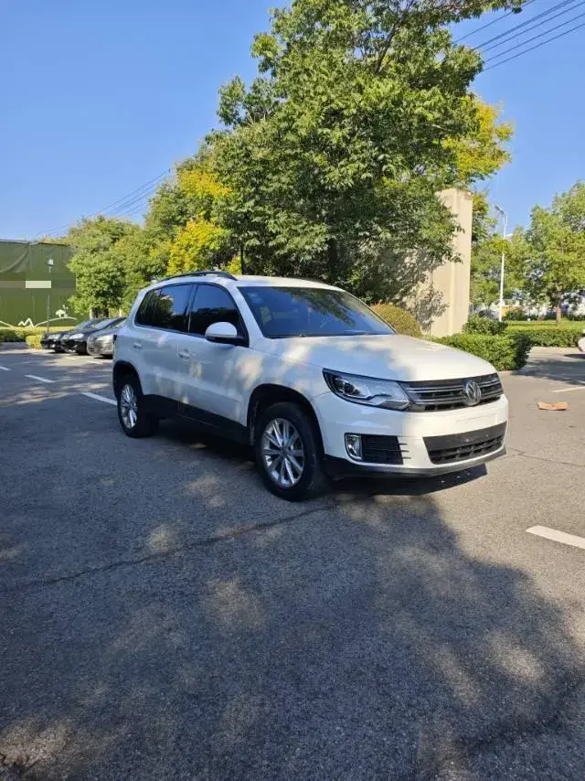 2017 VOLKSWAGEN TIGUAN thumbnail 3