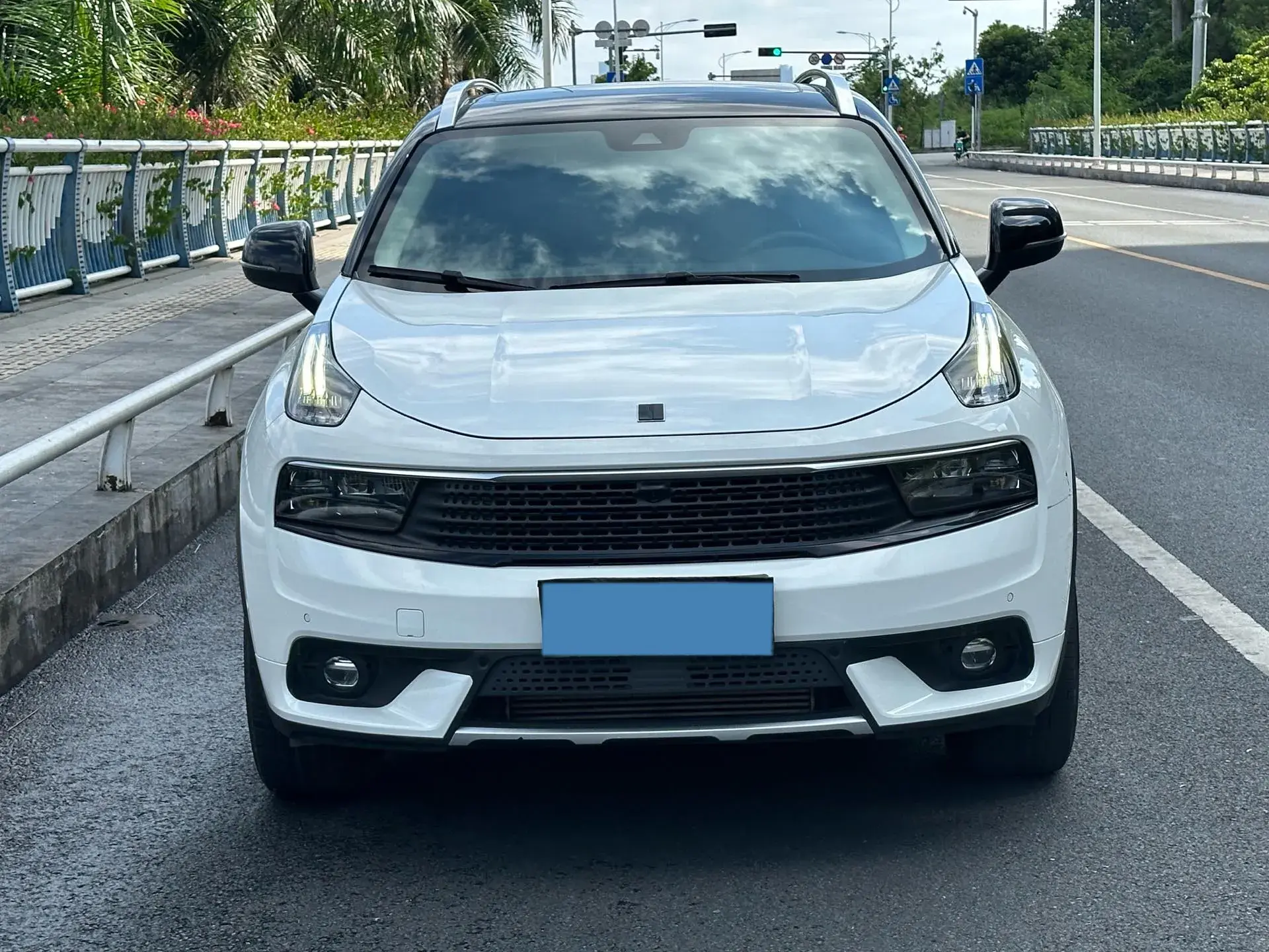 2017 LYNK&CO 01 thumbnail 3