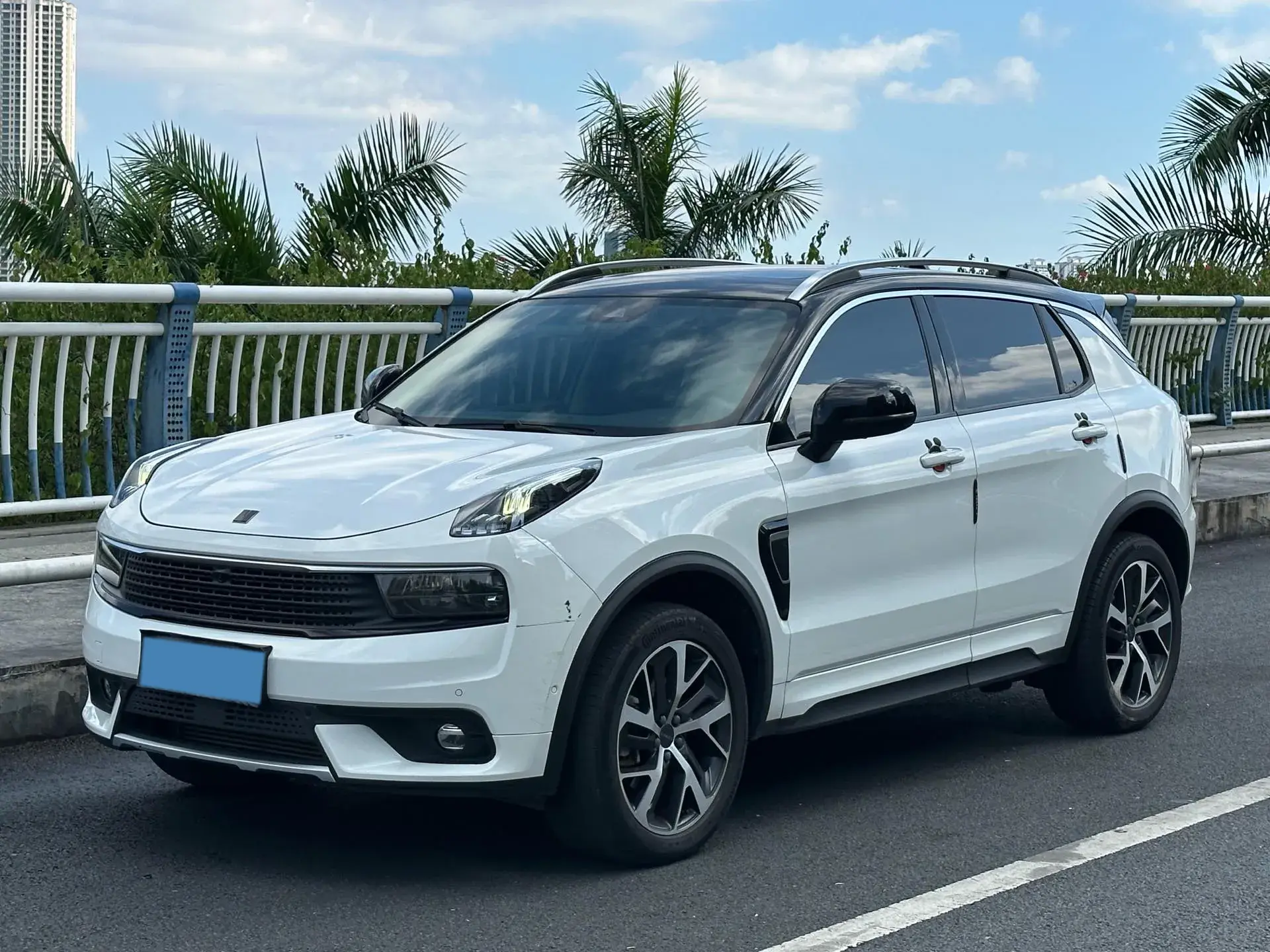 2017 LYNK&CO 01 view 1
